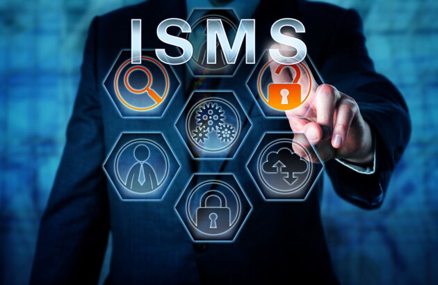 ISMS Grafik - Abbildung eines Mannes der auf den Schriftzug ISMS klickt.