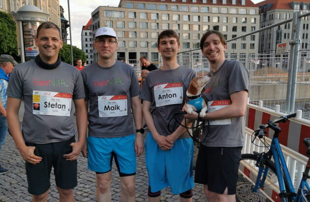 Team Challenge 2022 - Vier Männer stehen in der Innenstadt, bereit für einen Lauf.
