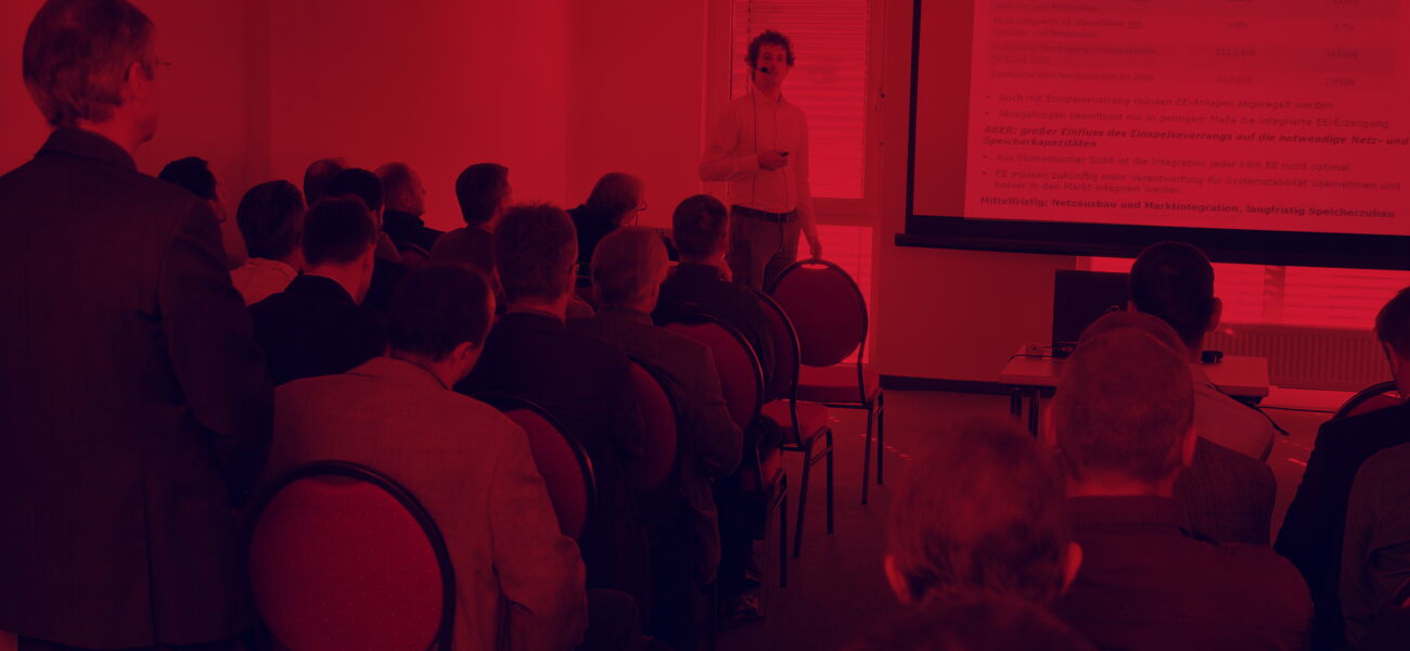 Rötliches Bild - Ein Mann hält einen Vortrag.