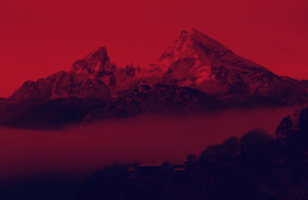 Rötliches Bild - Eine Landschaft mit Bergen.