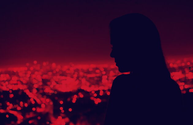 Rötliches Bild - Silhouette einer Frau.