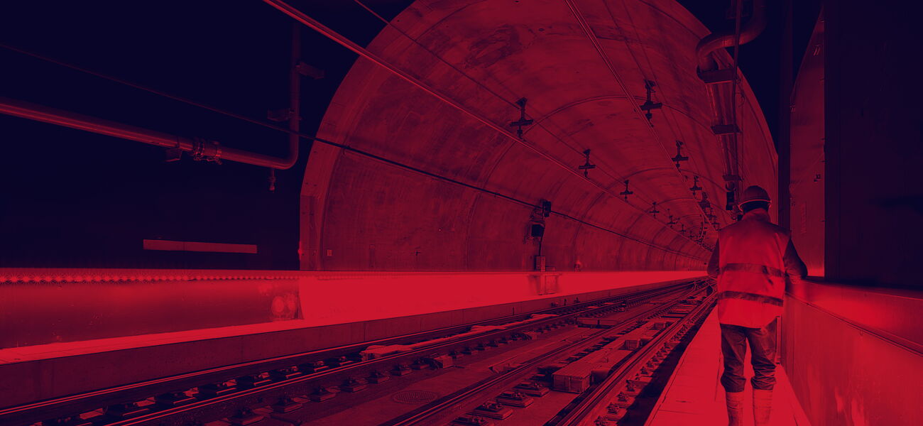 Rötliches Bild - Abbildung eines Tunnels.