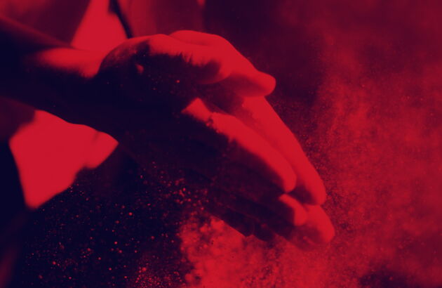 Rötliches Bild - Eine Person reibt sich die Hände.