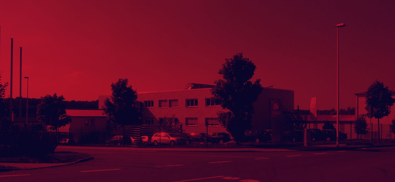 Ein Firmengebäude im roten Licht.